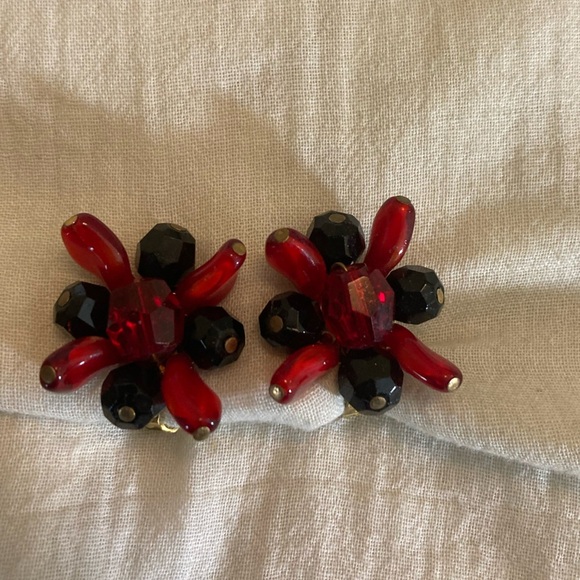 Hattie‎ Carnegie Vintage Red & Black Lucite Beads Cluster Clip on Earrings - Picture 2 of 6